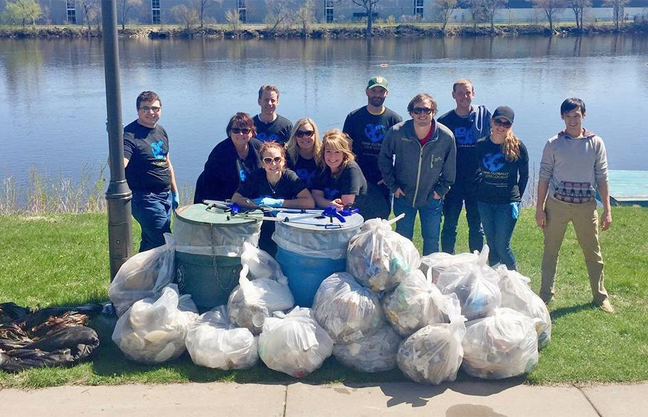 DC Group Earth Day cleanup on the Mississippi River